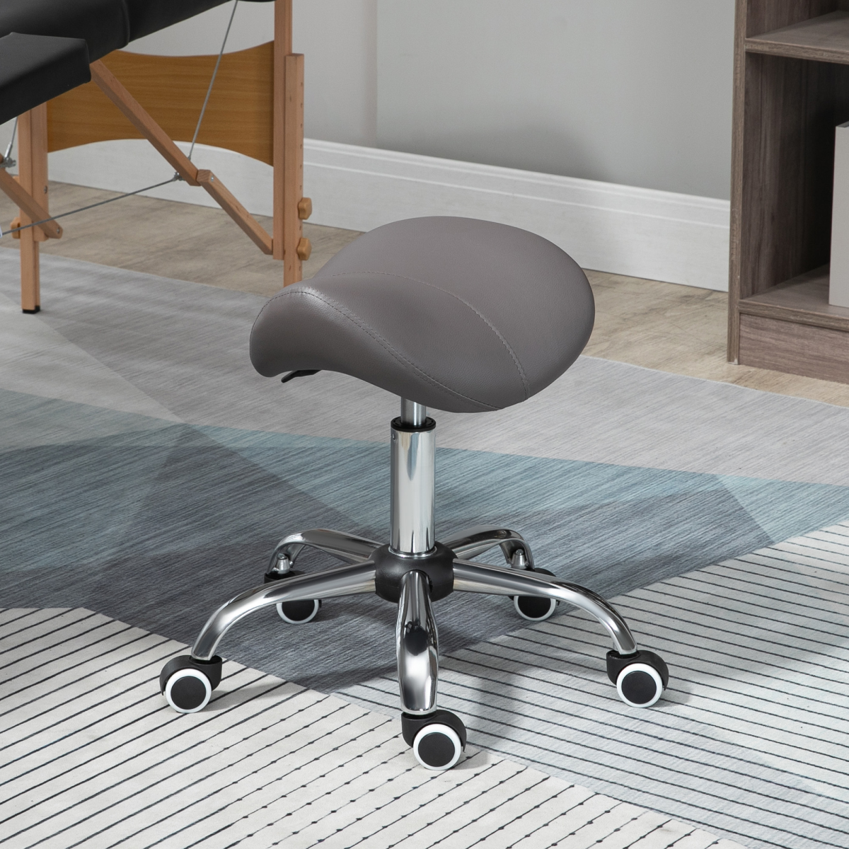HOMCOM PU Leather Saddle Stool with Padded Seat & Adjustable Height 49–61cm – Salon Stool on Wheels, Grey