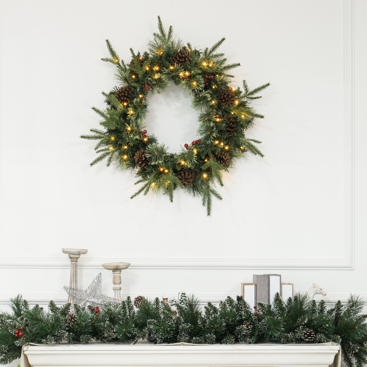 HOMCOM 60cm Christmas Wreath with 50 Warm White LED Lights, Pine Cones & Red Berries – Door Decoration, Green