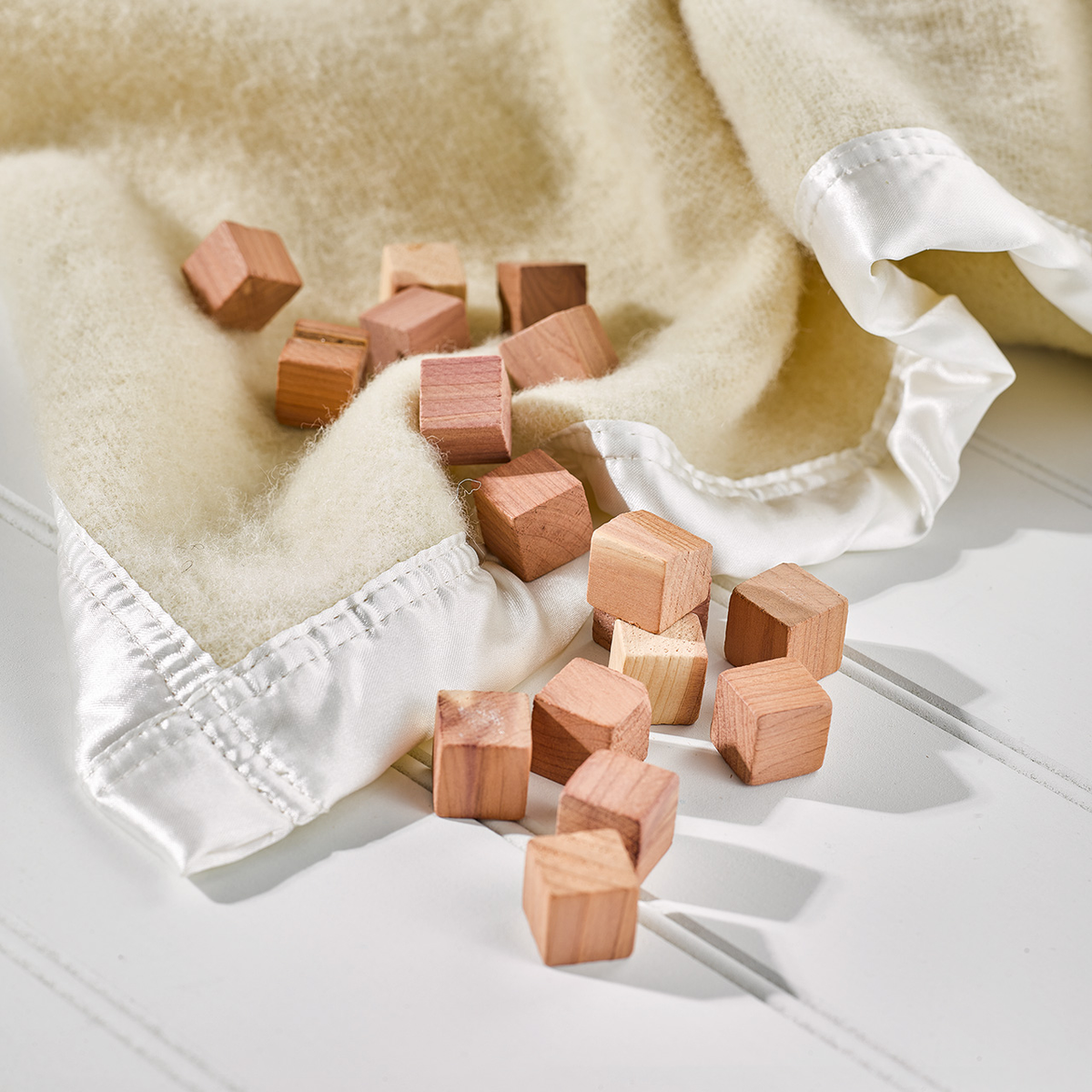 Avilo Cedarwood Cubes, Pack of 50 – Natural Moth Protection for Wardrobes and Drawers