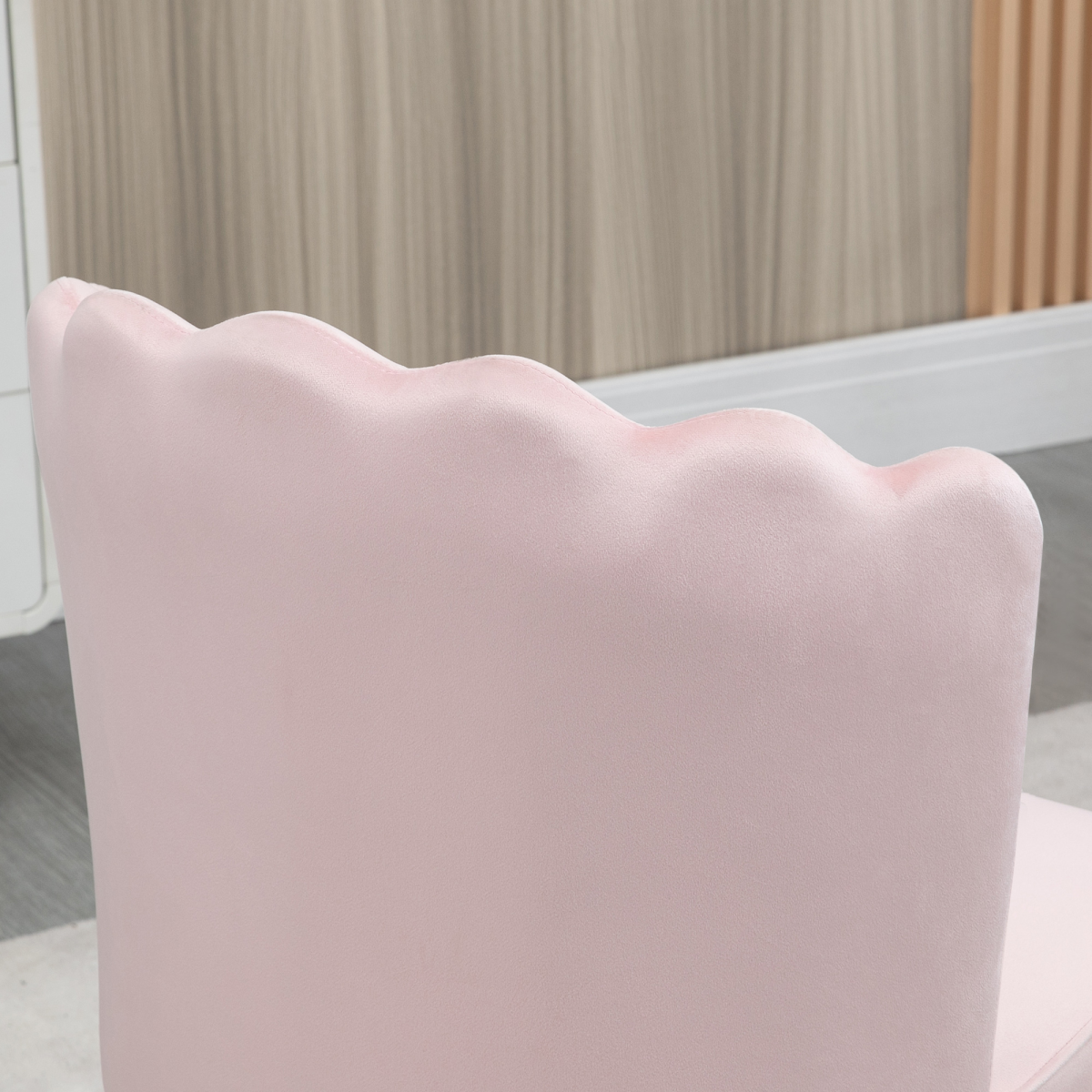 HOMCOM Velvet-Feel Shell Accent Chair with Scalloped Back & Metal Legs – Bedroom Armchair, Pink