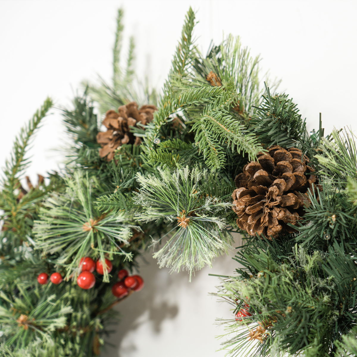 HOMCOM 60cm Christmas Wreath with 50 Warm White LED Lights, Pine Cones & Red Berries – Door Decoration, Green