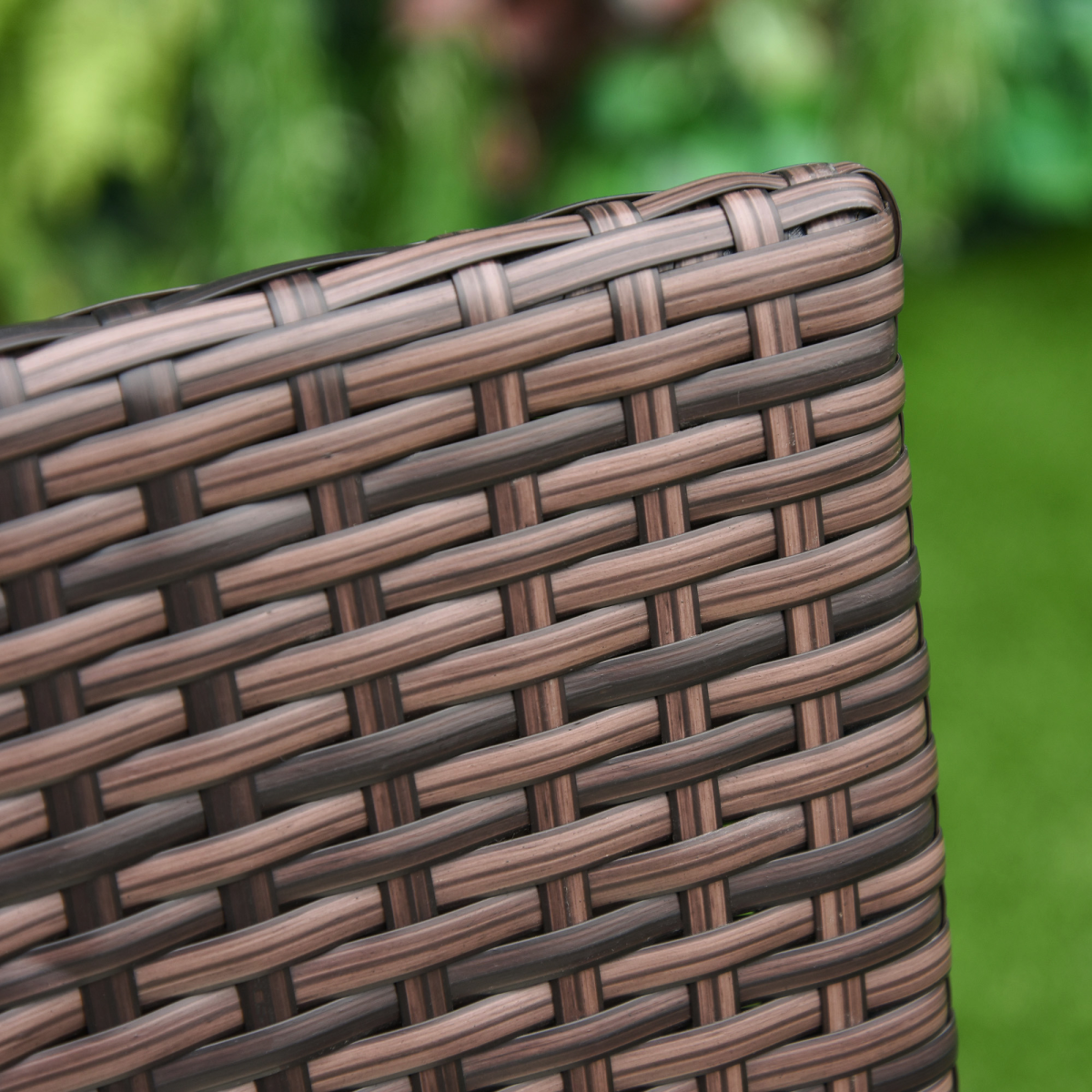Outsunny Set of 4 PE Rattan Garden Armchairs with 5cm Padded Cushions – Outdoor Patio Seating, Mixed Brown