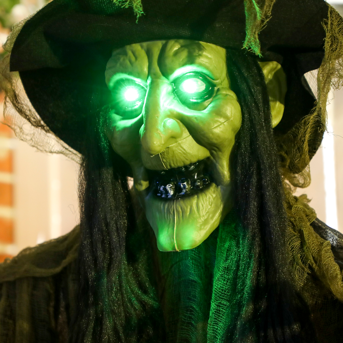 Outsunny Voice Activated Halloween Animatronic Hanging Witch – 170 cm Life-Size Decoration, Green