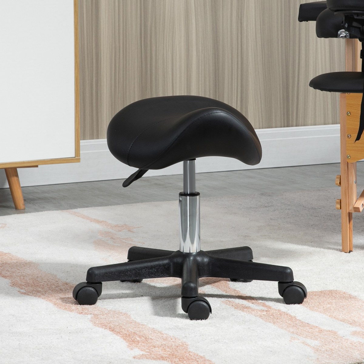 HOMCOM Saddle Stool in PU Leather, Adjustable 45–57cm Height, Steel Frame, 5 Wheels – Rolling Salon Chair