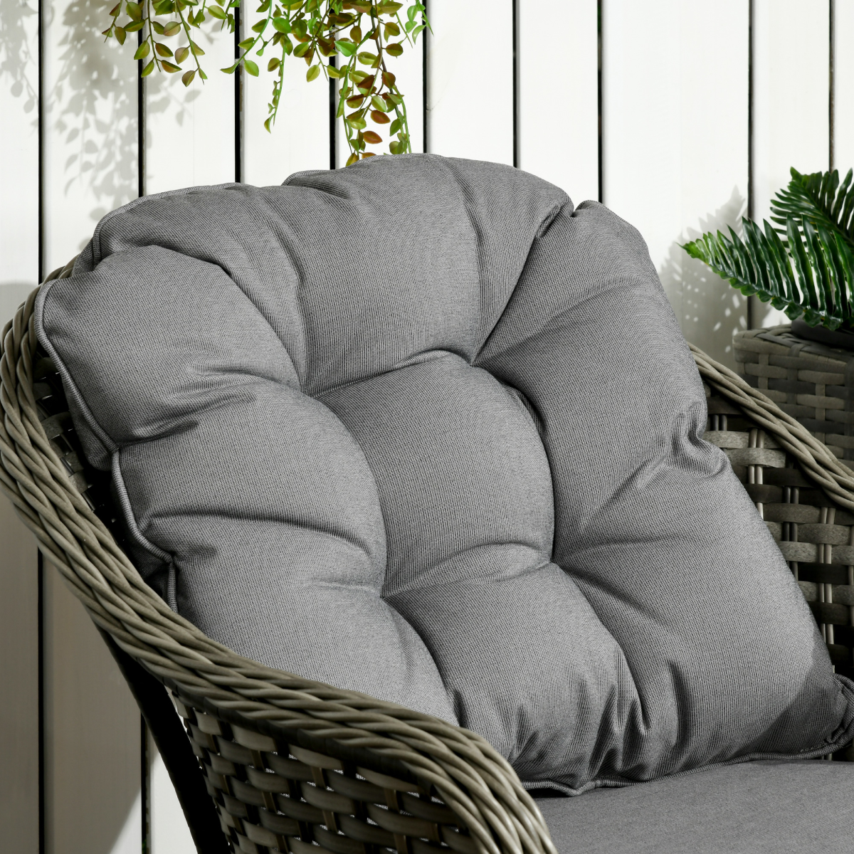 Outsunny 3-Piece Aluminium Rattan Bistro Set with Cushions & Tempered Glass-Top Table – Garden & Balcony Seating