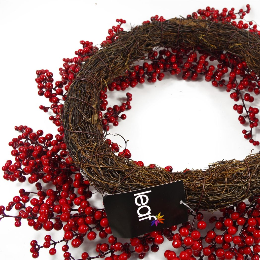 Leaf Design Extra Large Luxury Christmas Wreath with Red Berries – 60cm Natural Woven Base for Doors