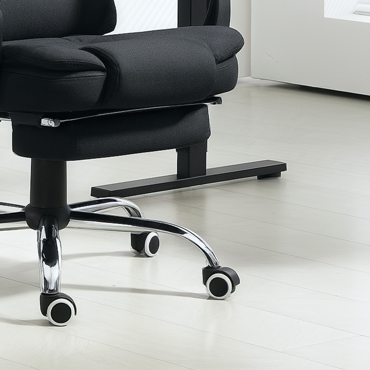 Vinsetto Heated Massage Office Chair with 6-Point Vibration, 135° Recline & Footrest – Black Linen-Feel