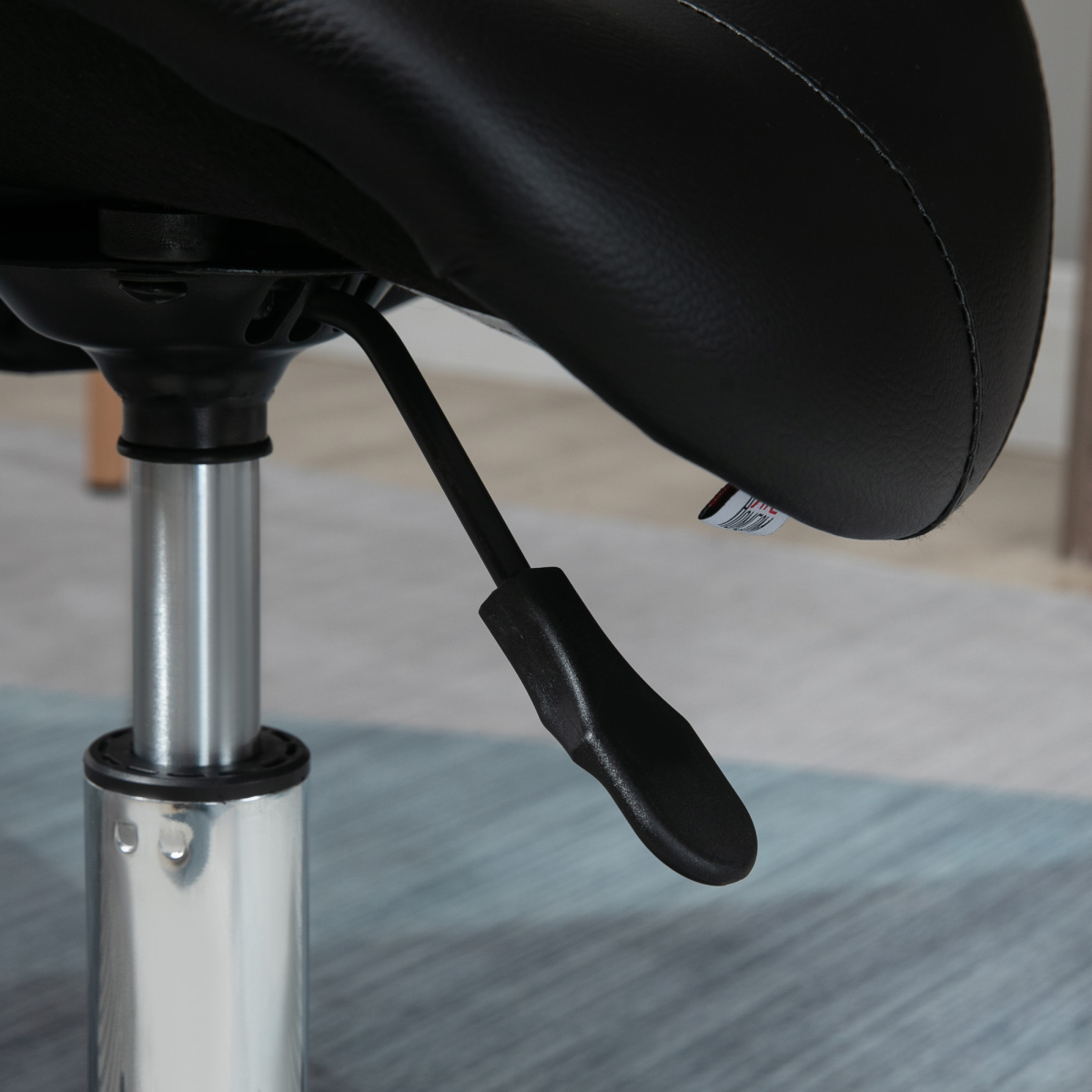 HOMCOM Saddle Stool in PU Leather, Adjustable 45–57cm Height, Steel Frame, 5 Wheels – Rolling Salon Chair