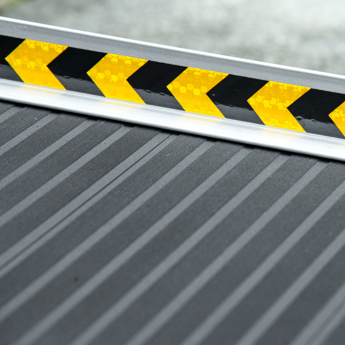 HOMCOM Folding Aluminium Wheelchair Ramp 152 x 73cm with Anti-Slip Surface – 272kg Capacity Mobility Ramp