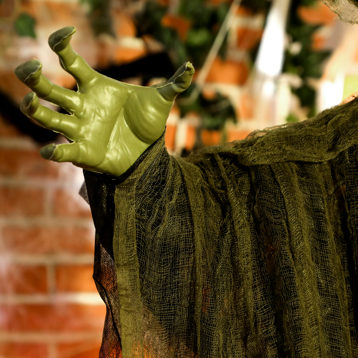 Outsunny Voice Activated Halloween Animatronic Hanging Witch – 170 cm Life-Size Decoration, Green