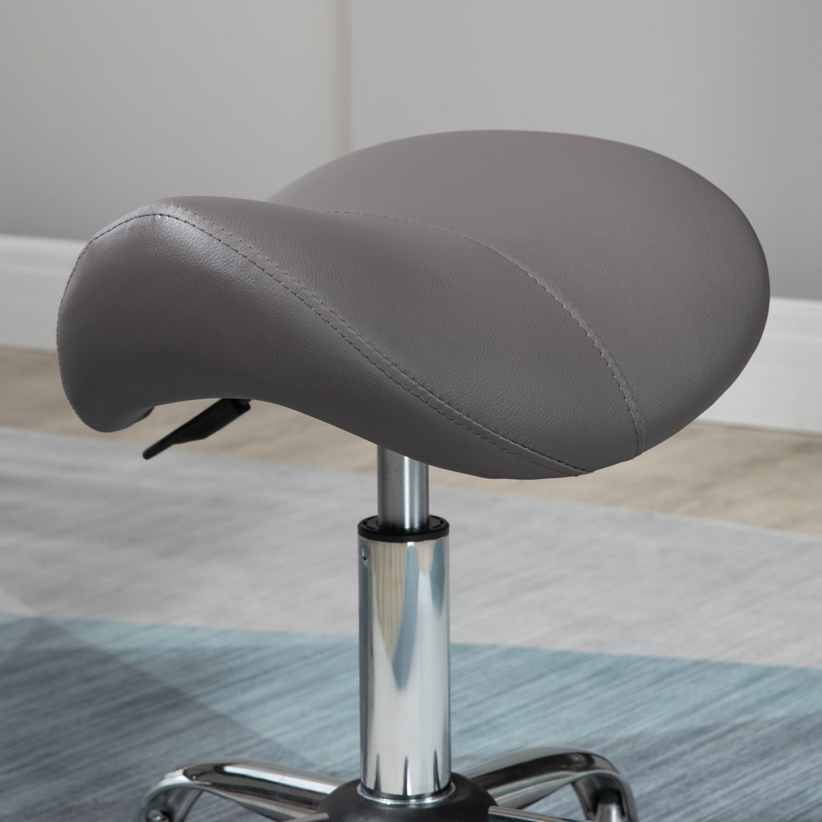 HOMCOM PU Leather Saddle Stool with Padded Seat & Adjustable Height 49–61cm – Salon Stool on Wheels, Grey