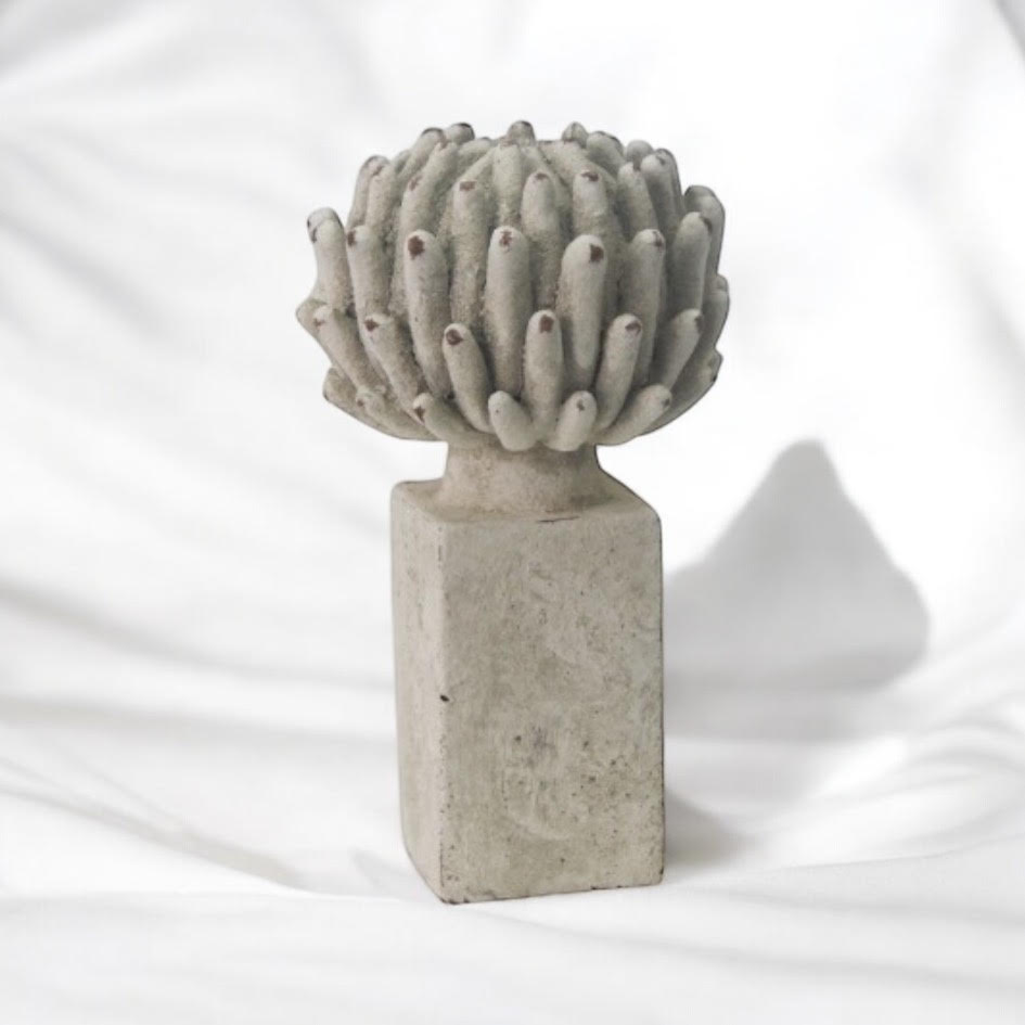 Stone-Look Resin Flower Garden Ornament on Base – Decorative Floral Figurine for Home or Office, 21cm