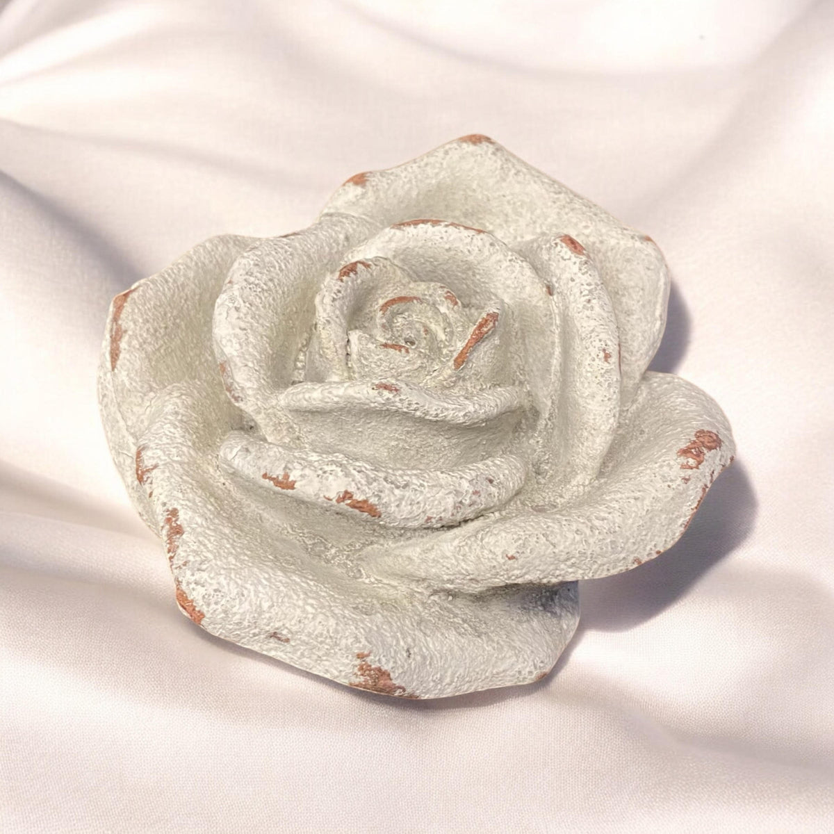 Stone-Look Resin Flower Garden Ornament on Base – Decorative Floral Figurine for Home or Office, 18cm