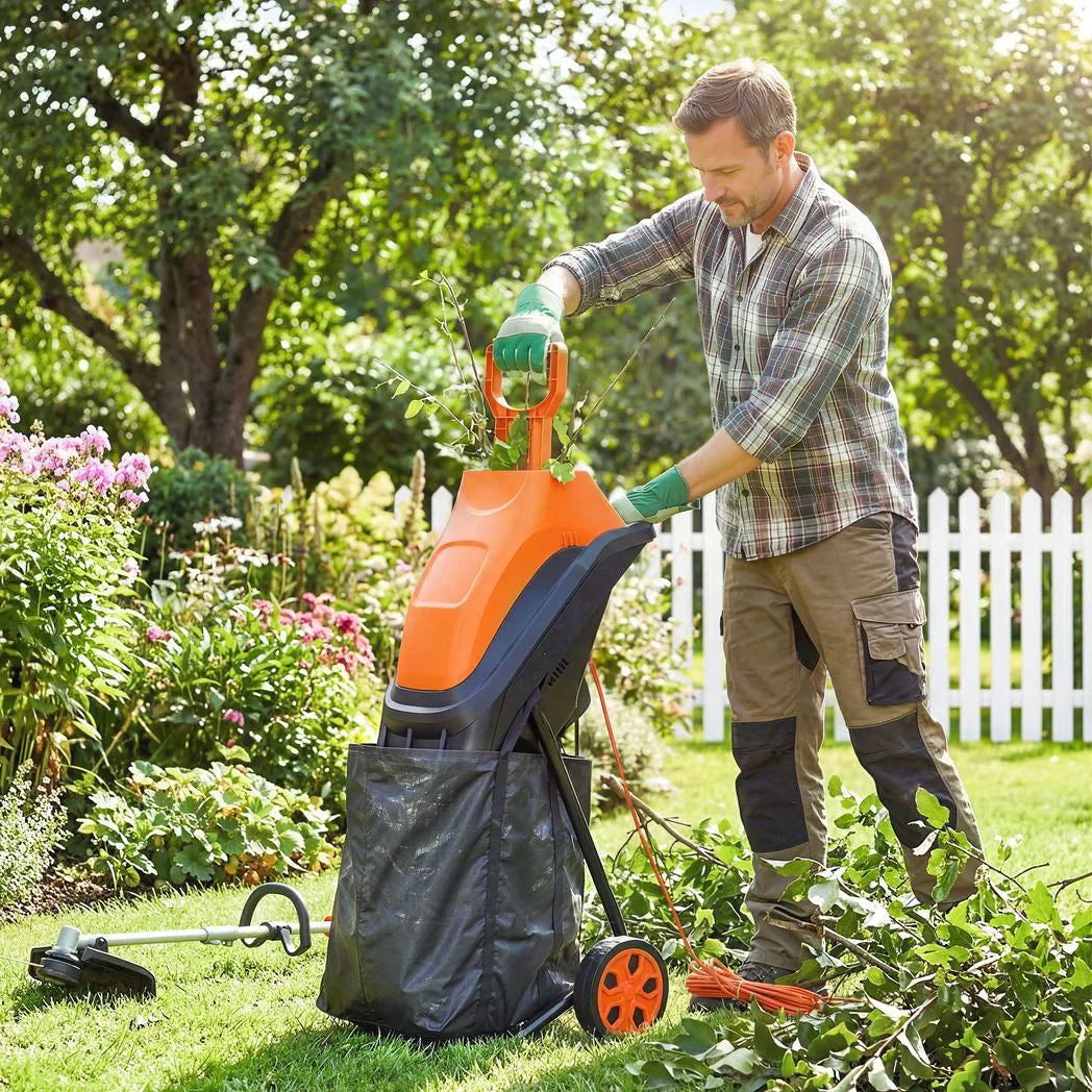 Outsunny 2500 W Electric Wood Chipper with 45L Collection Bag, 4300 RPM, 44 mm Cutting Diameter – Garden Shredder