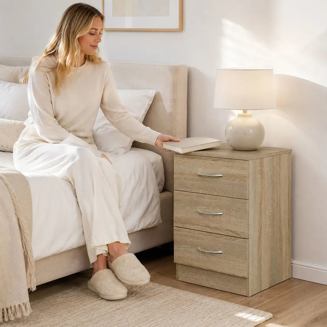 HOMCOM Three-Drawer Bedside Table with Non-Slip Feet – Simple Oak-Effect Bedroom Nightstand
