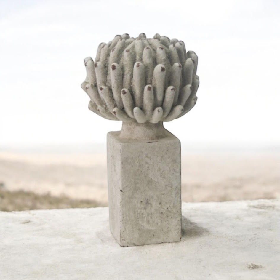 Stone-Look Resin Flower Garden Ornament on Base – Decorative Floral Figurine for Home or Office, 21cm