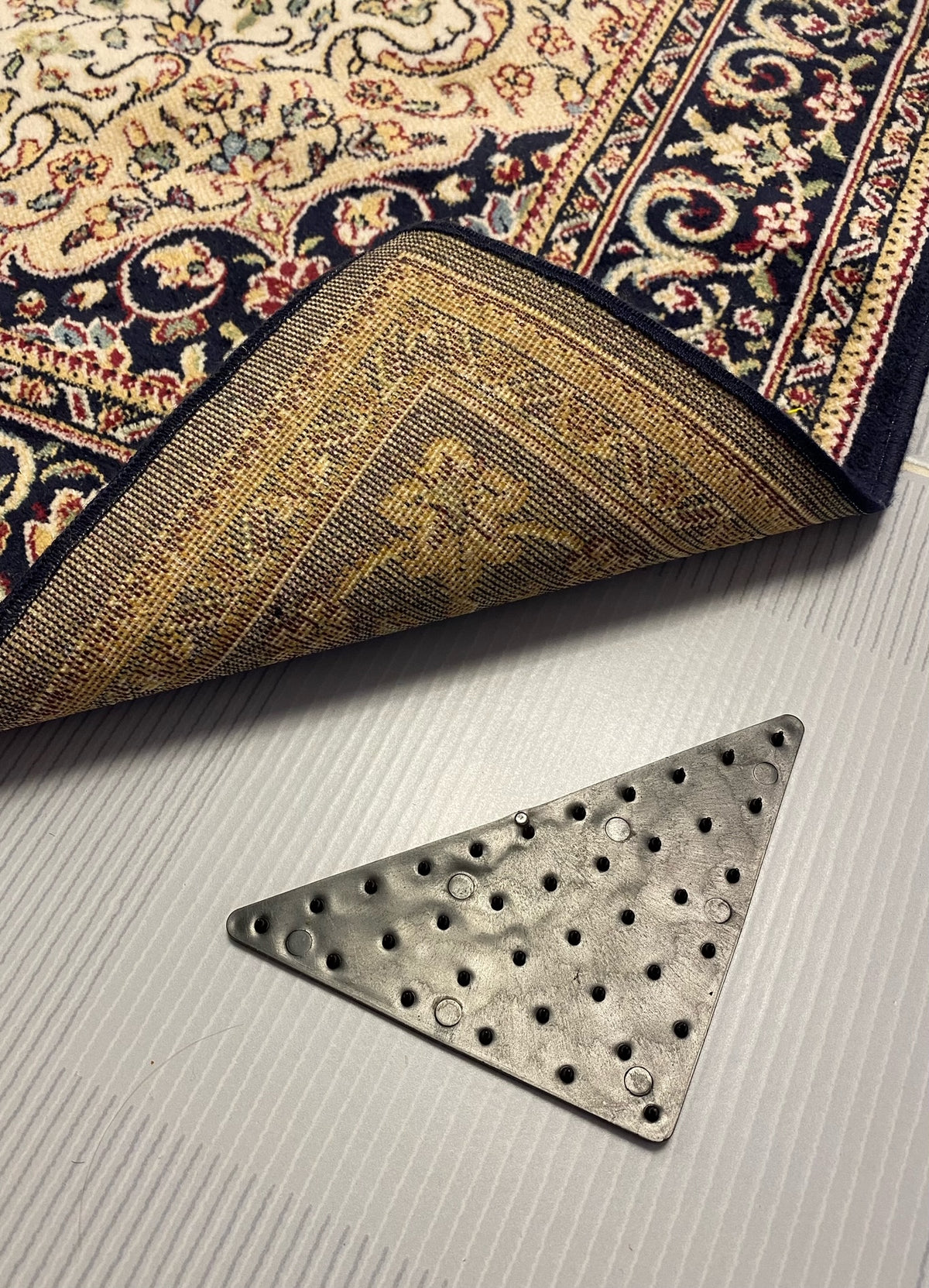 Avilo Carpet Gripper Triangles, Set of 4 – Self-Adhesive Rug and Mat Grips with Plastic Spikes