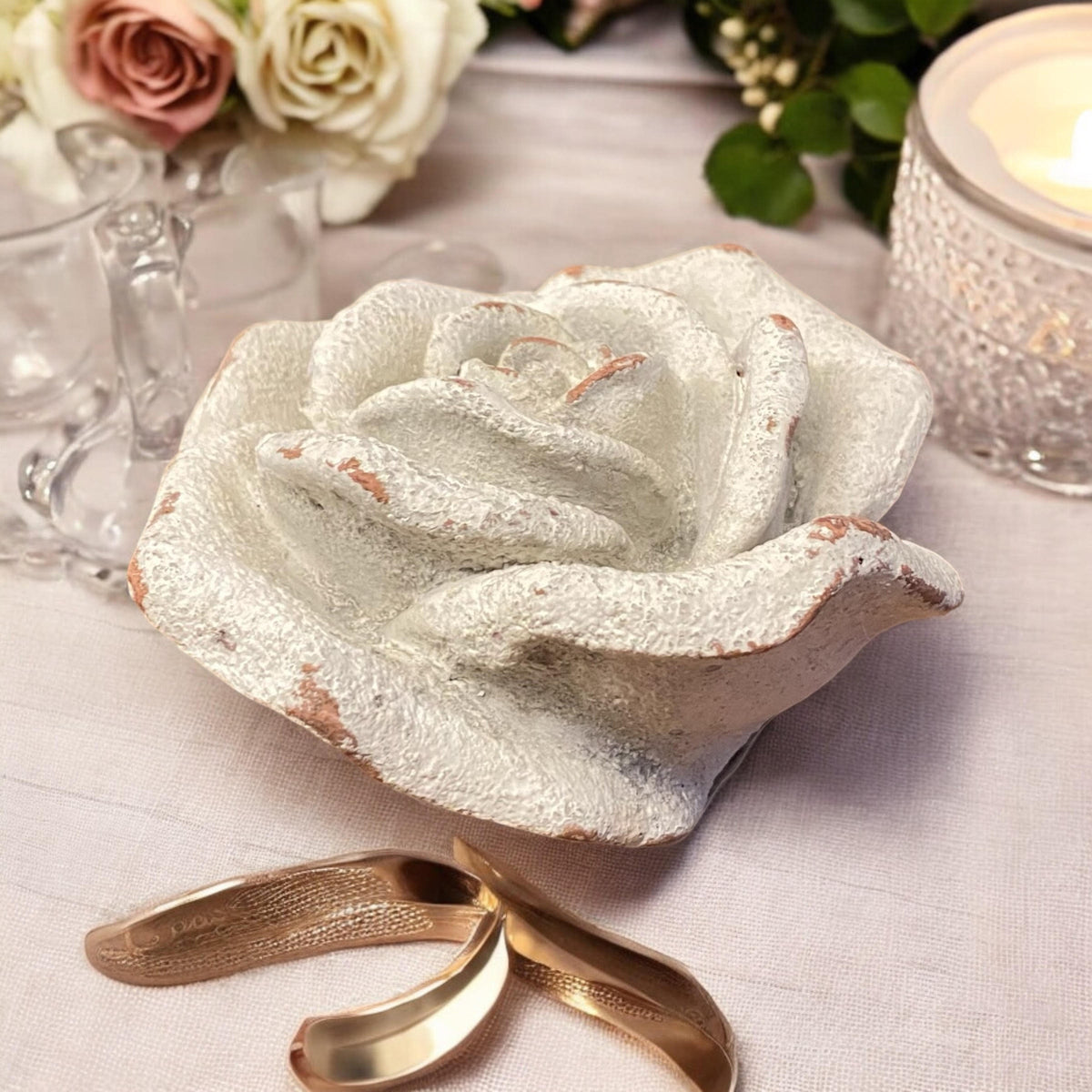 Stone-Look Resin Flower Garden Ornament on Base – Decorative Floral Figurine for Home or Office, 11cm