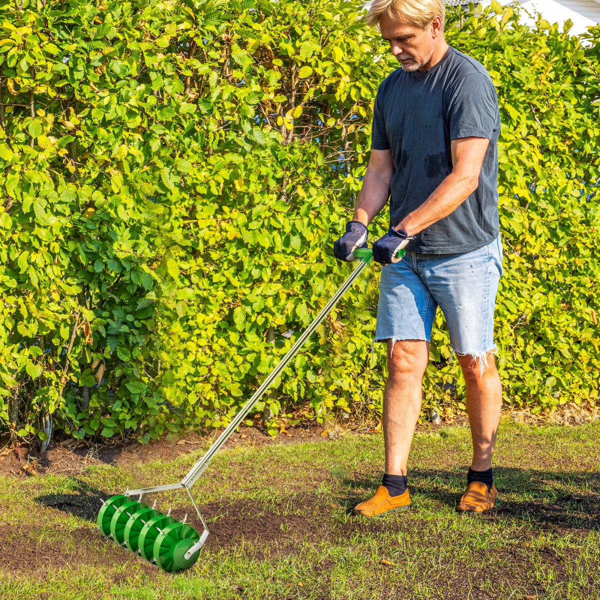 Rolling Lawn Aerator with 30 Spikes and 100 cm Handle – Spiked Roller for Healthier Soil, Dark Green