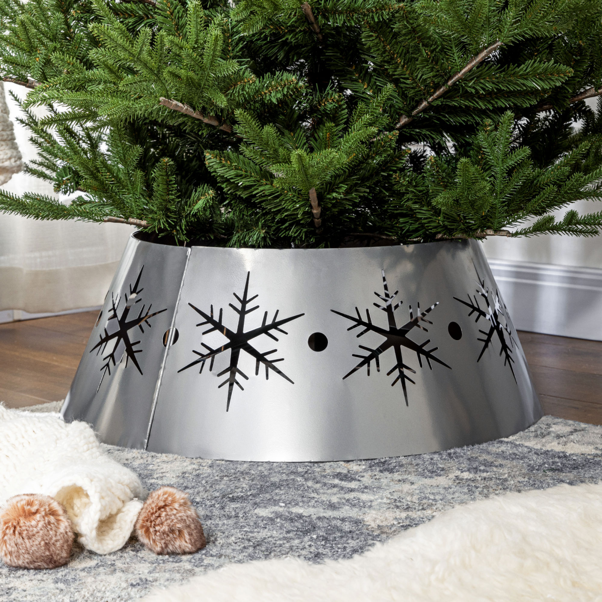 HOMCOM Christmas Tree Base Cover with Hollow Snowflake Patterns – Festive Tree Stand Skirt, Silver