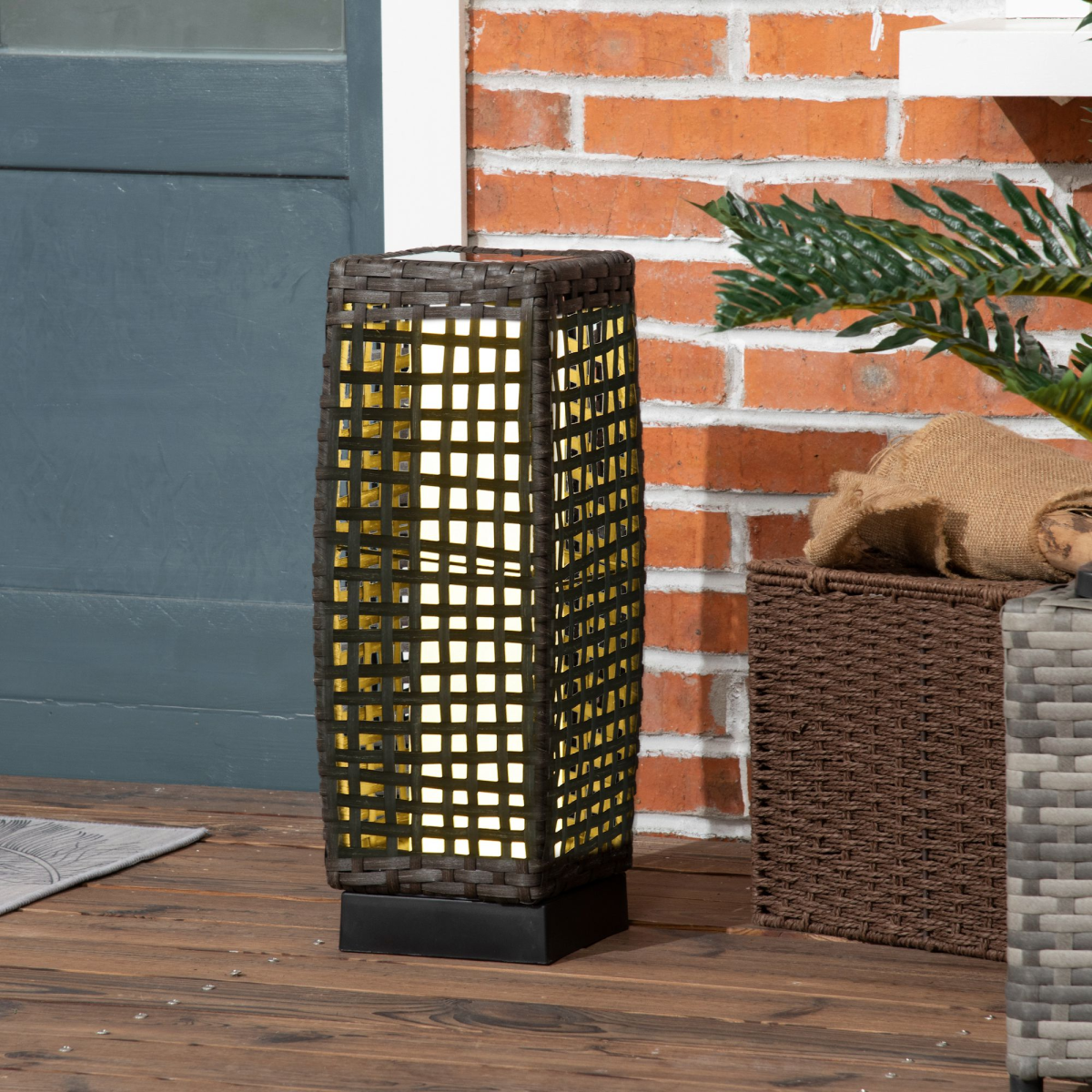 Outsunny Rattan Solar Lantern with Auto On/Off Warm White LED – Outdoor Garden Floor Lamp, IP44