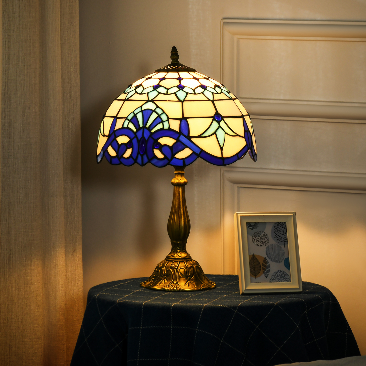 HOMCOM Stained Glass Table Lamp with E27 Fitting – Handcrafted Bedside Lamp for Bedroom, Blue and White