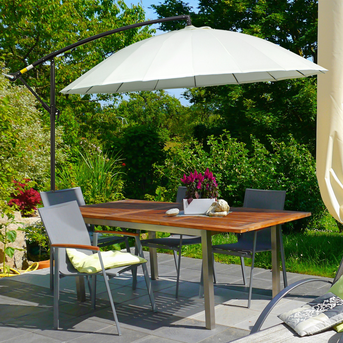 Outsunny 3m Offset Cantilever Parasol with Hand Crank, 18 Fibreglass Ribs & Cross Base – Garden Shade, Off-White