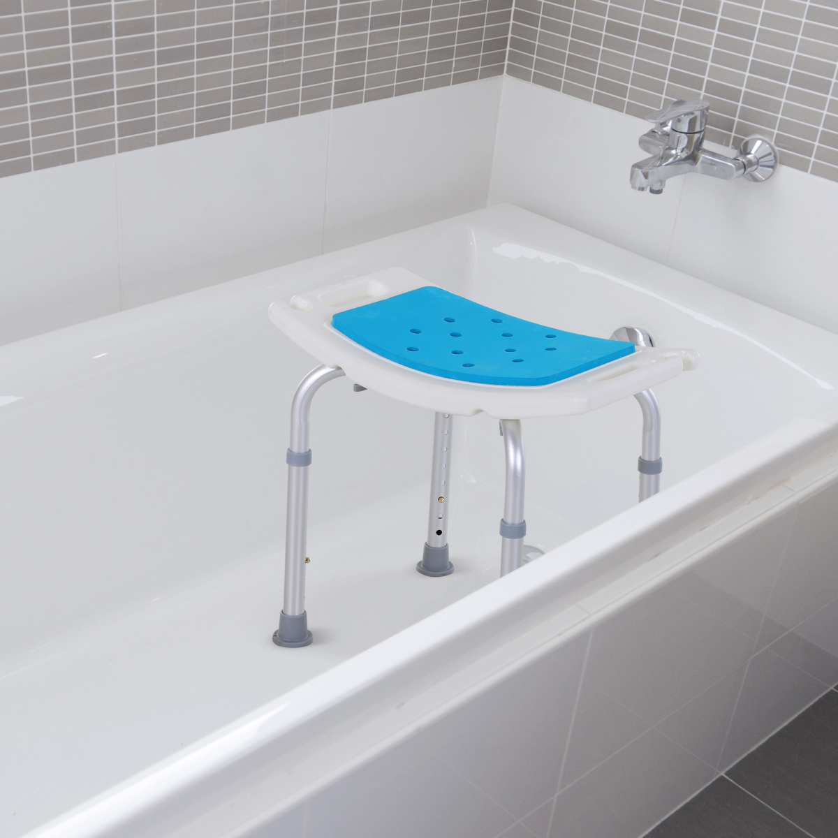 HOMCOM Adjustable Aluminium Shower Stool with Non-Slip Feet and Drainage Holes – Bathroom Seat, 136kg Load
