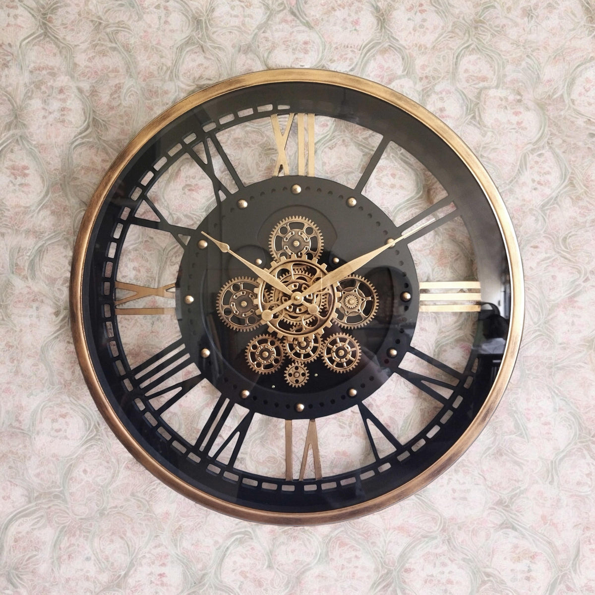 AcaciaHome Round Wall Clock with Roman Numerals and Moving Gears – Industrial Quartz Clock, Black & Gold 60cm