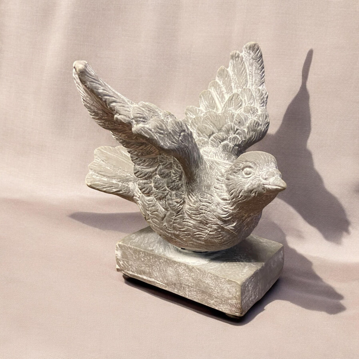 Stone-Look Resin Bird Garden Ornament on Base, 13cm – Decorative Figurine for Home or Office