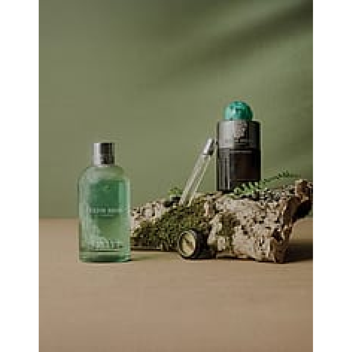 Molton Brown Wild Mint & Lavandin Shower Gel 300ml – Refreshing Herbal Body Wash