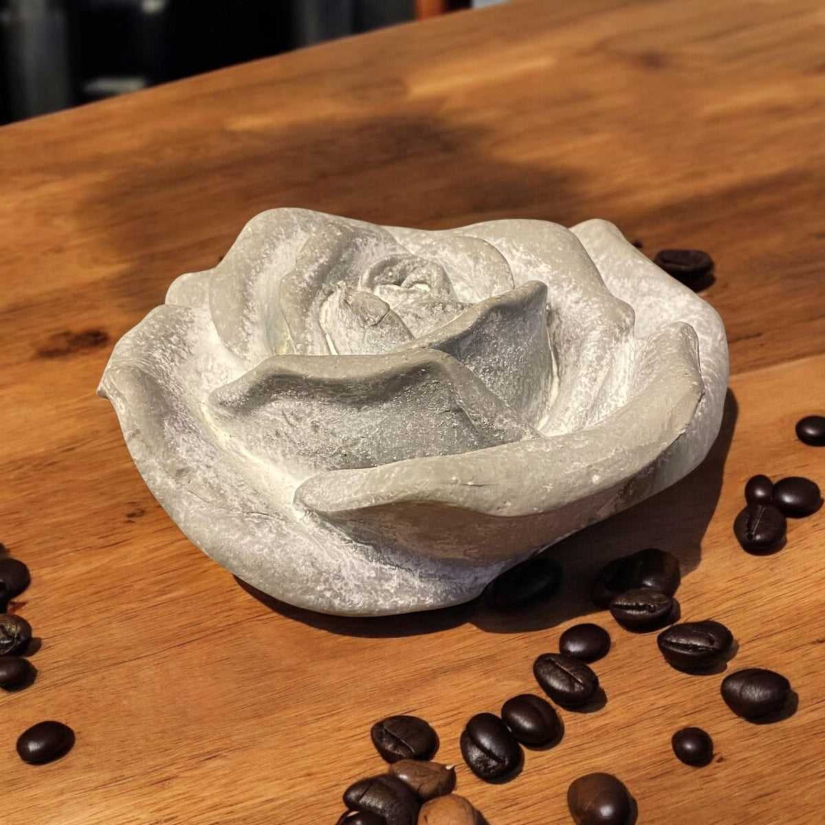 Stone-Look Resin Flower Garden Ornament on Base, 15cm – Decorative Sculpture for Home or Office