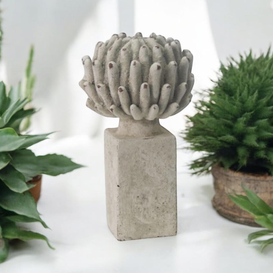 Stone-Look Resin Flower Garden Ornament on Base – Decorative Floral Figurine for Home or Office, 21cm