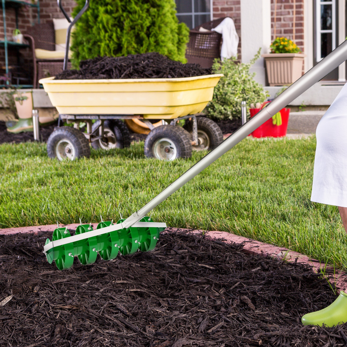 Rolling Lawn Aerator with 30 Spikes and 100 cm Handle – Spiked Roller for Healthier Soil, Dark Green