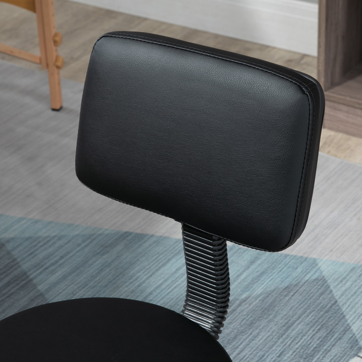 HOMCOM Beautician's Swivel Salon Chair with Padded Seat and Back, 72–84cm Adjustable Height, 5 Wheels – Black