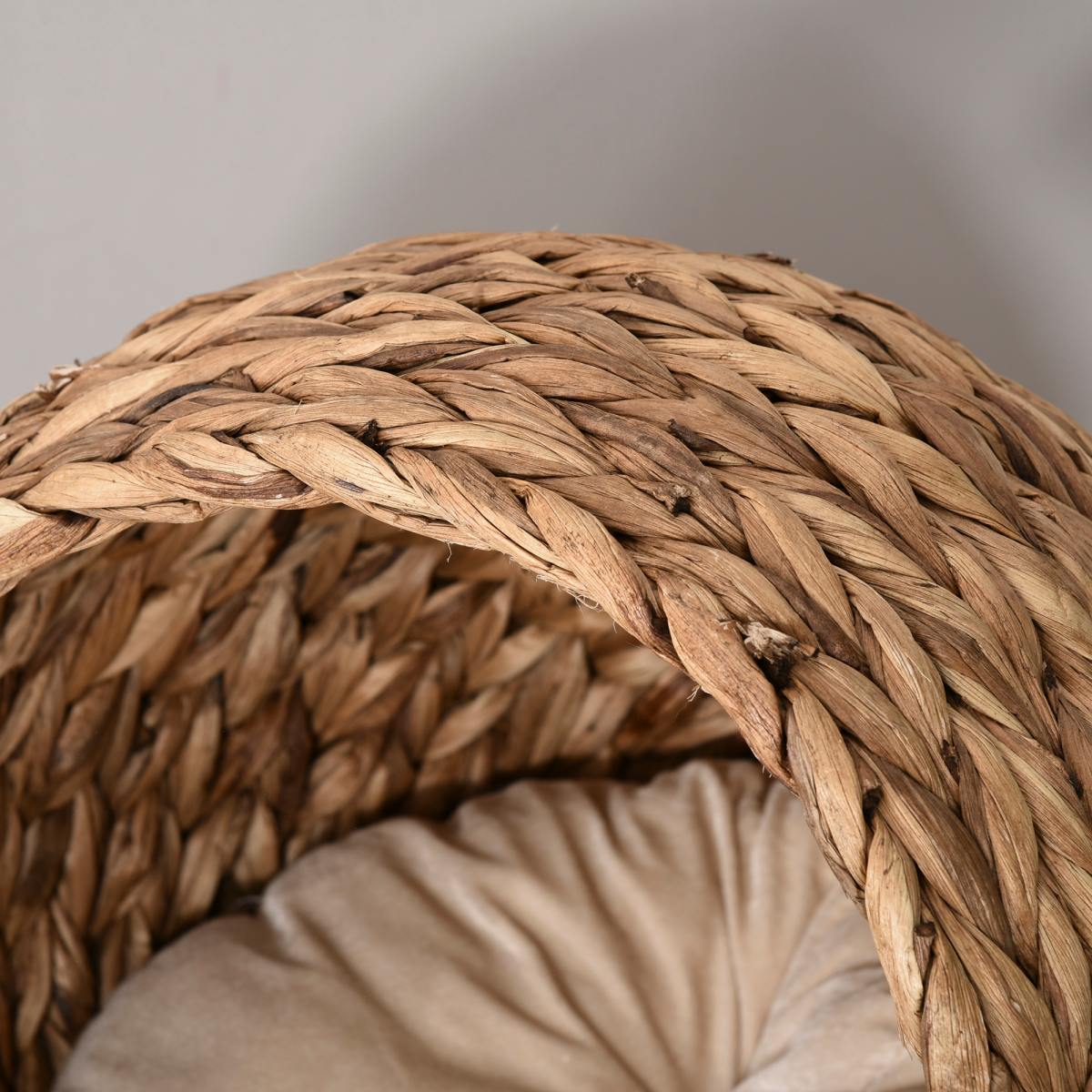 PawHut Wicker Cat House with Raised Cylindrical Base and Removable Cushion – Water Hyacinth Cat Bed