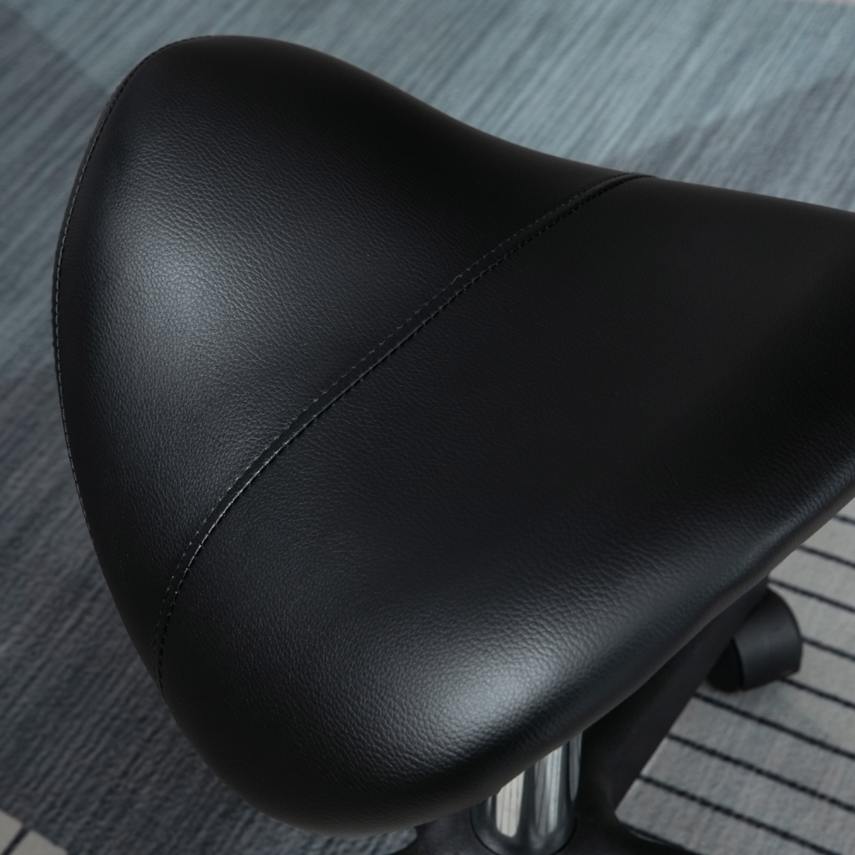 HOMCOM Saddle Stool in PU Leather, Adjustable 45–57cm Height, Steel Frame, 5 Wheels – Rolling Salon Chair