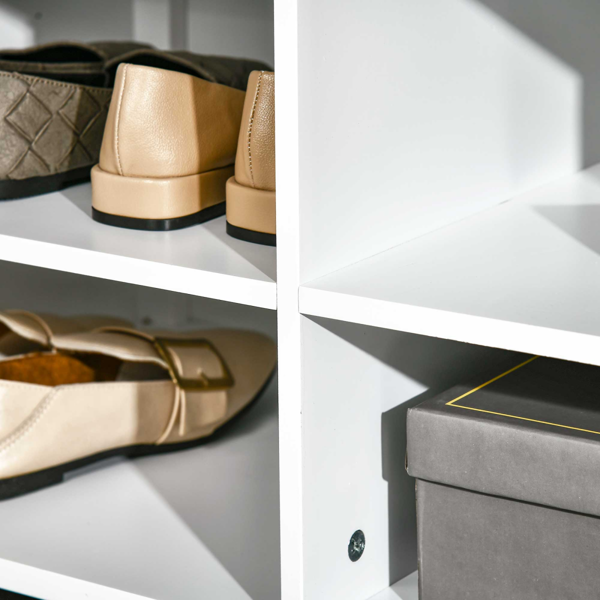 HOMCOM 3-in-1 Mirrored Shoe Cabinet with Bench, Coat Hooks and 4 Storage Cubes – White, 80cm