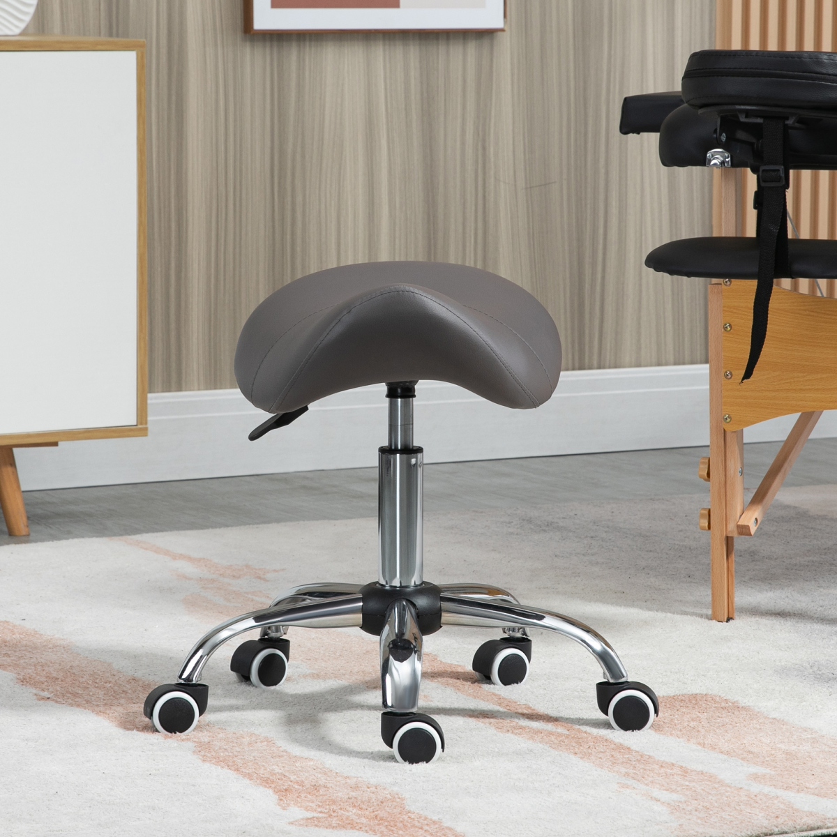 HOMCOM PU Leather Saddle Stool with Padded Seat & Adjustable Height 49–61cm – Salon Stool on Wheels, Grey