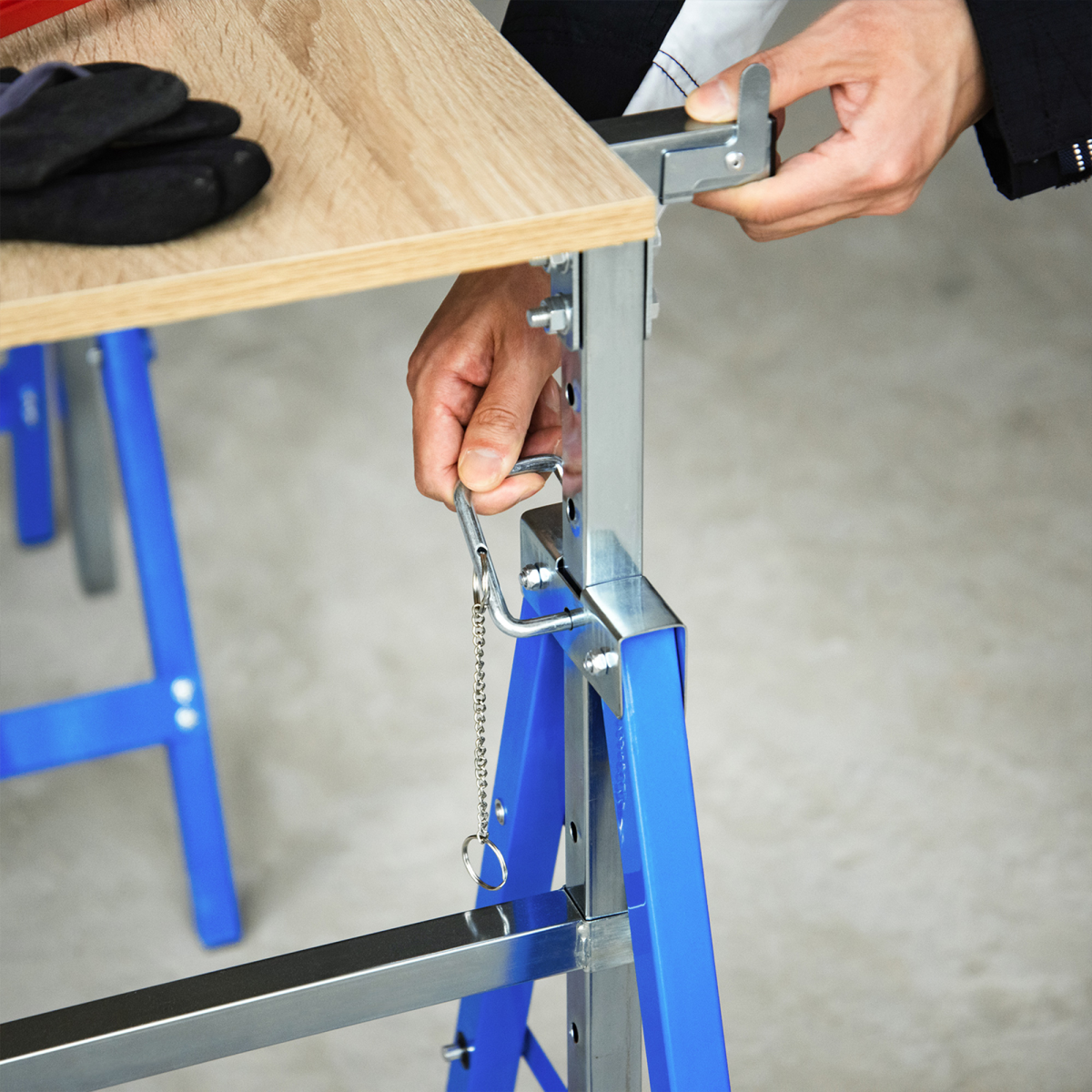 HOMCOM Set of 2 Steel Saw Horses with Adjustable Telescopic Height – Foldable Builders Trestles for DIY