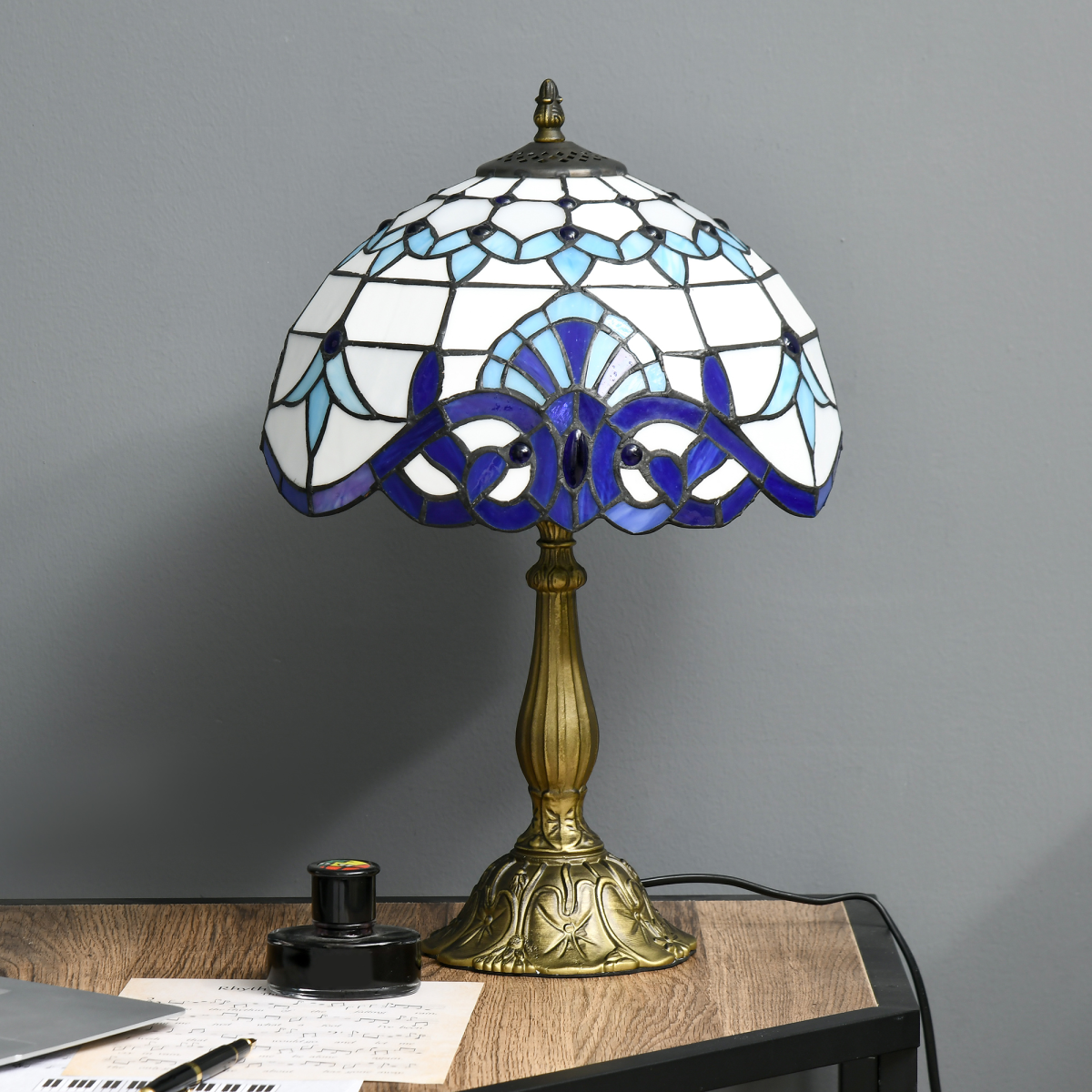 HOMCOM Stained Glass Table Lamp with E27 Fitting – Handcrafted Bedside Lamp for Bedroom, Blue and White