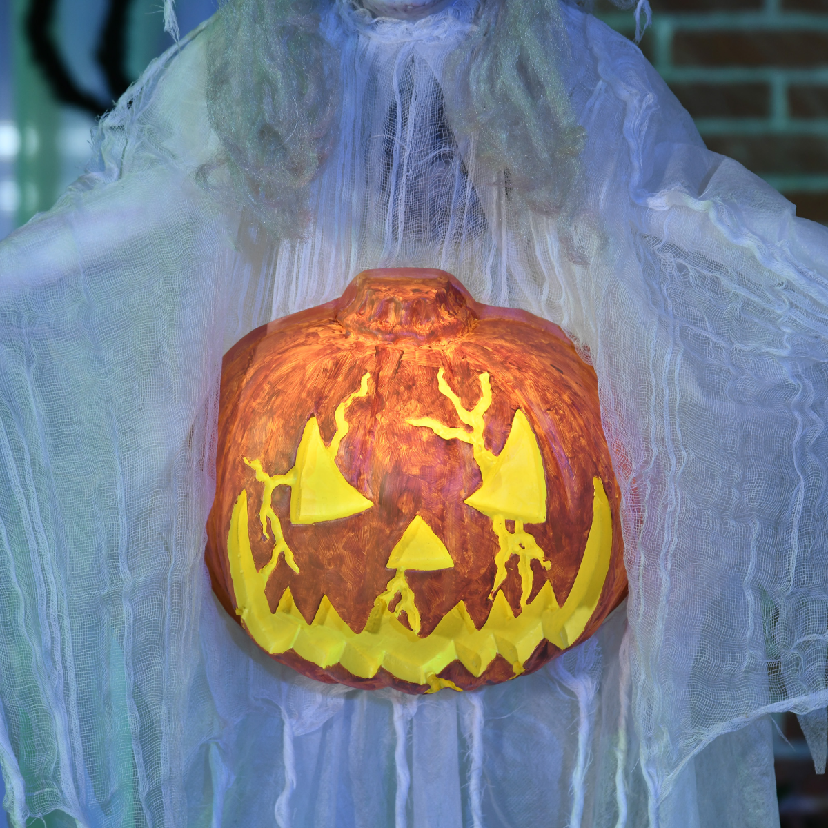 HOMCOM Life Size Witch Prop with Motion and Sound Activation, Light-Up Eyes – Halloween Decoration, White