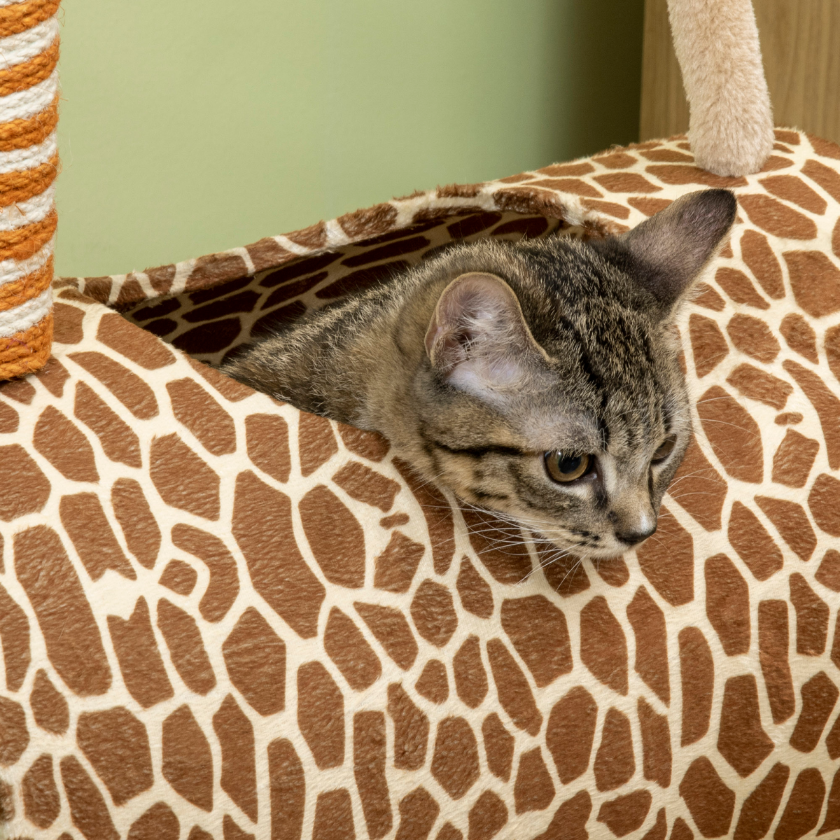 PawHut Giraffe Cat Tree with Jute Scratching Posts, Tunnel & Hanging Ball – Kitten Play Tower