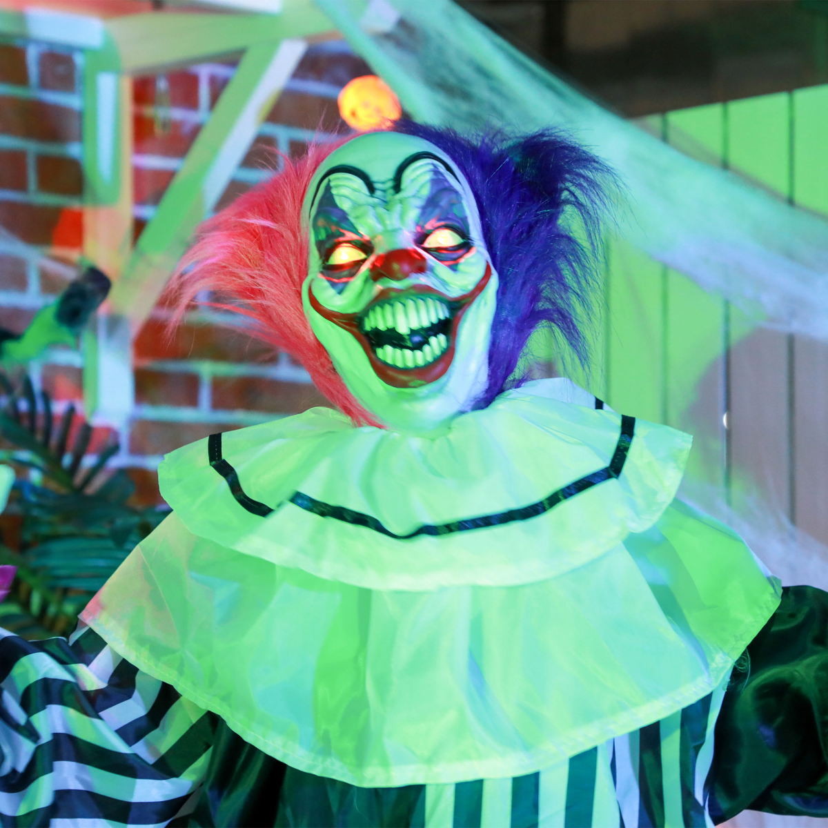 HOMCOM Halloween Animatronic Clown Prop with Light-Up Eyes, Moving Head & Sounds – Indoor Outdoor Decoration