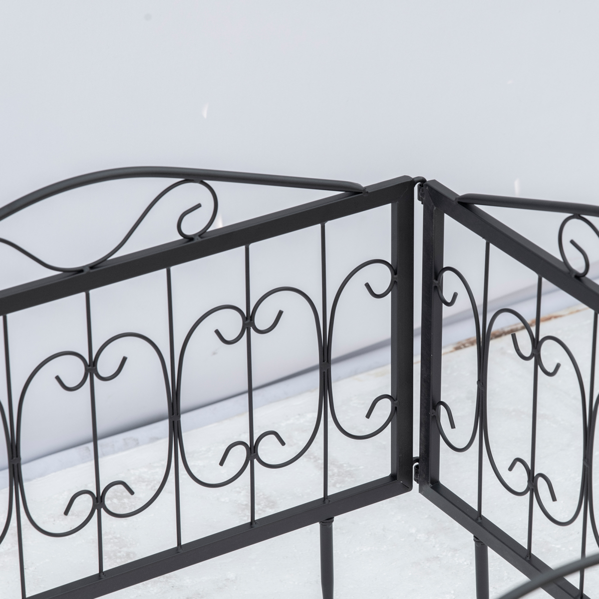 Outsunny 4-Piece Decorative Garden Fence Panels – Interlocking Metal Border Edging with Powder-Coated Finish