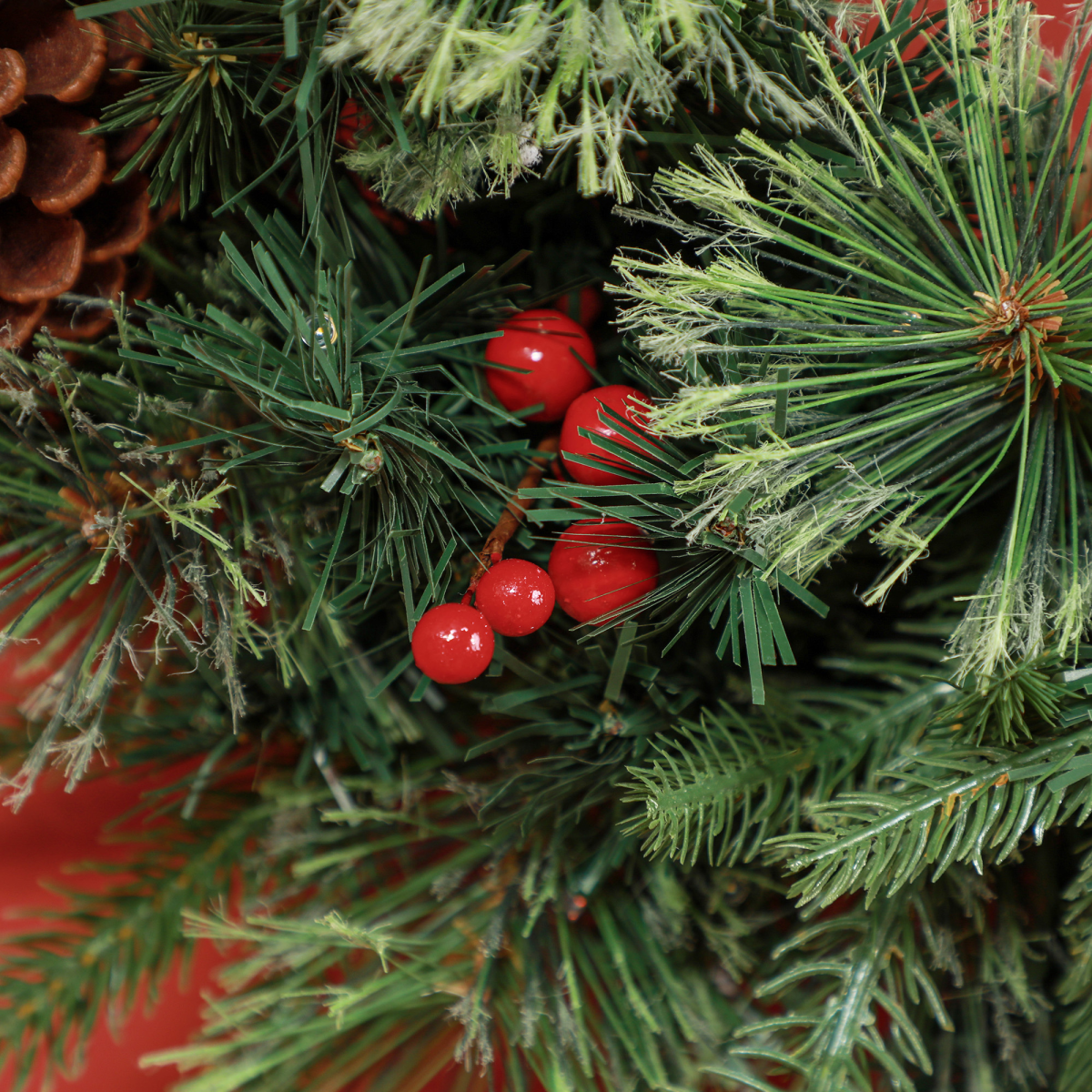 HOMCOM 60cm Christmas Wreath with 50 Warm White LED Lights, Pine Cones & Red Berries – Door Decoration, Green