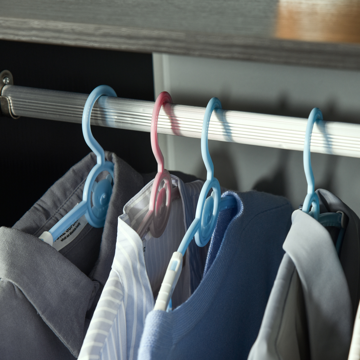 HOMCOM Black Open Wardrobe Clothes Rail with Shelves – Modern Hanging Storage