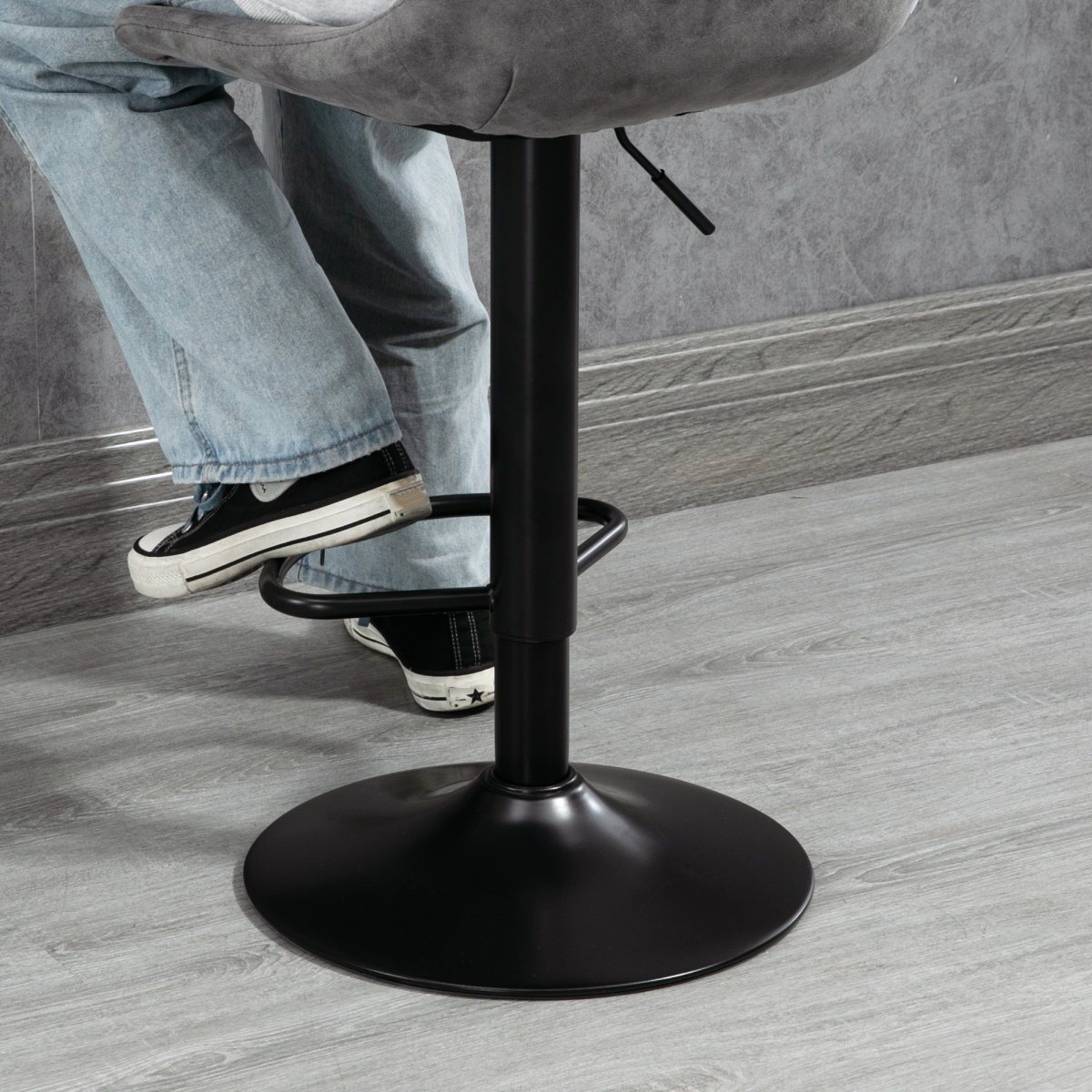 HOMCOM Set of 2 Retro Microfibre Tub Bar Stools with Footrest and Metal Frame – Grey