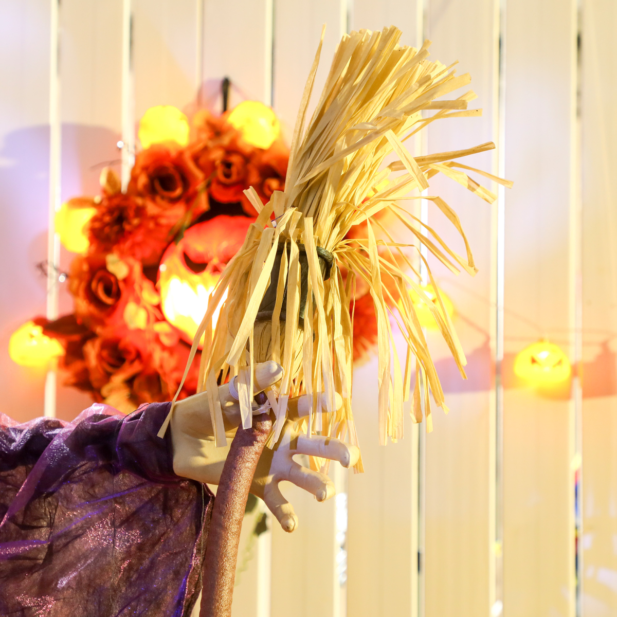 Outsunny Voice Activated Halloween Animatronic Standing Witch – 183 cm Life-Size Decoration, Purple