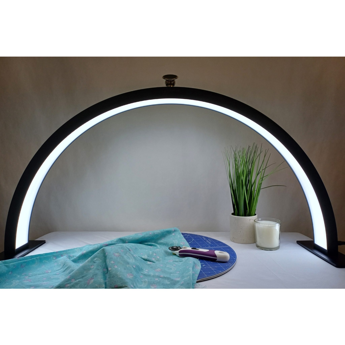 Desk curve half-moon lamp